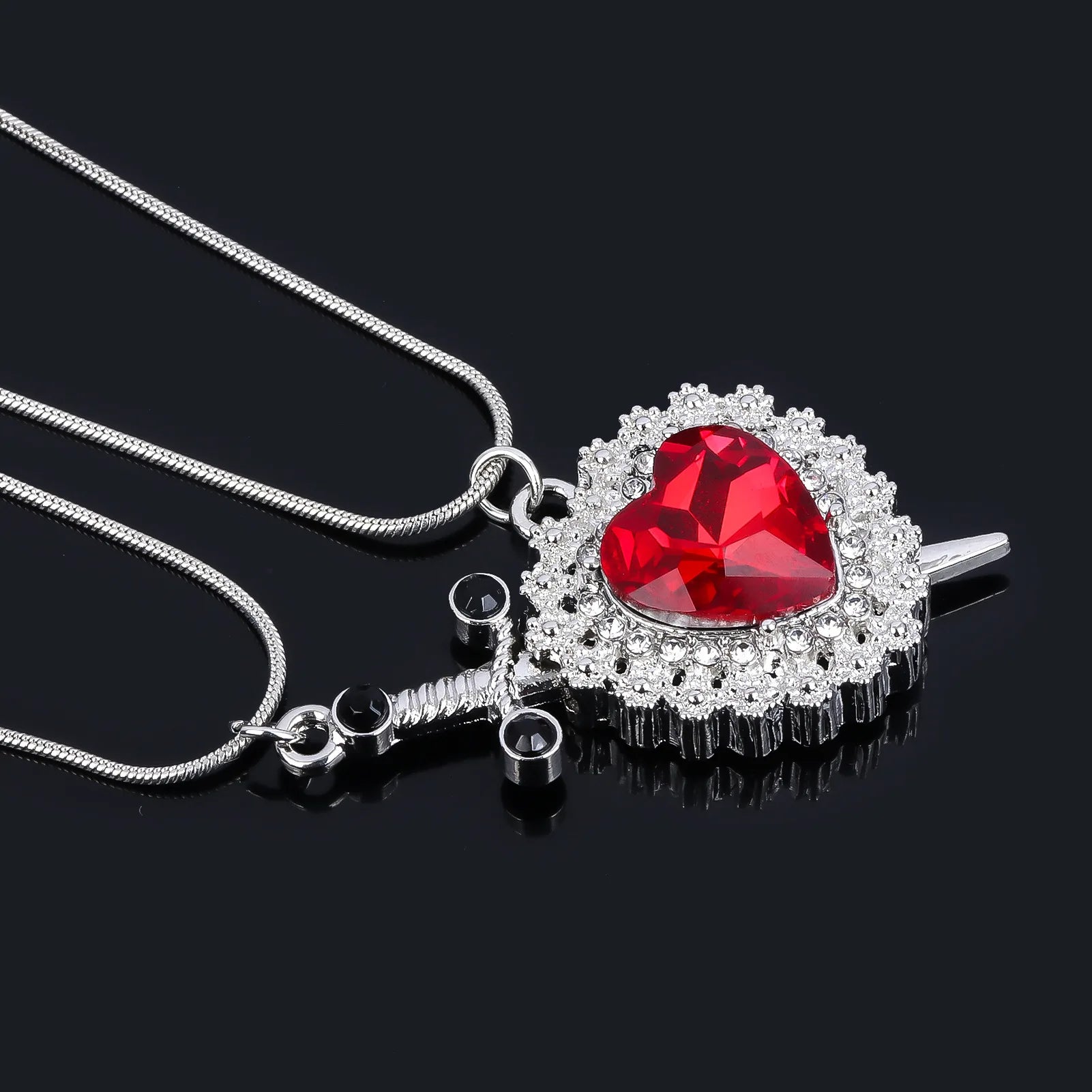 Cadenas de pareja con corazón y espada/daga