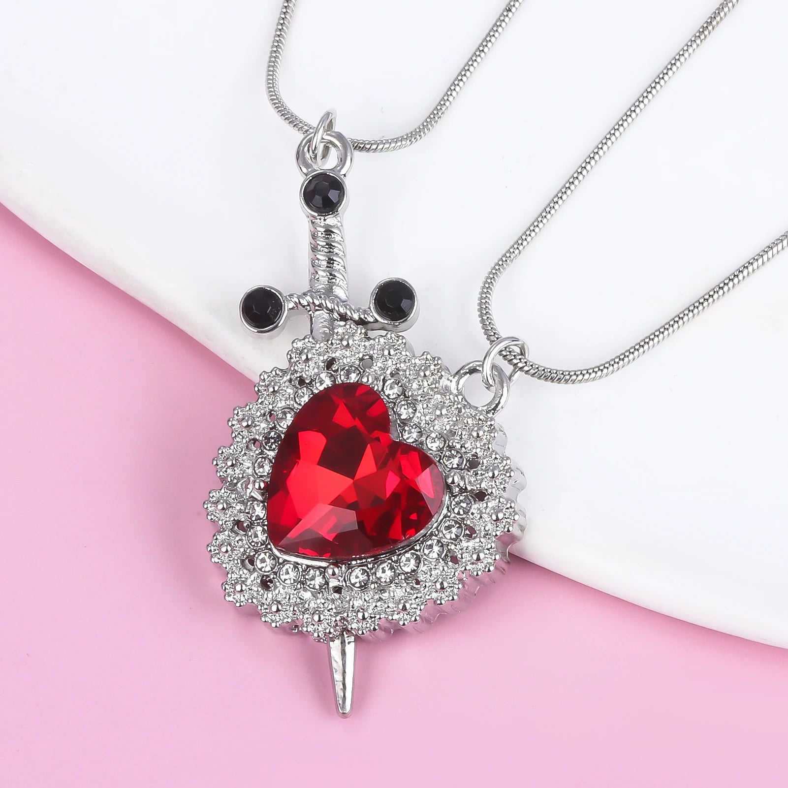 Cadenas de pareja con corazón y espada/daga