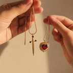 Cadenas Pareja Corazón y Espada doradas sostenidas por las manos de una pareja, luz cálida