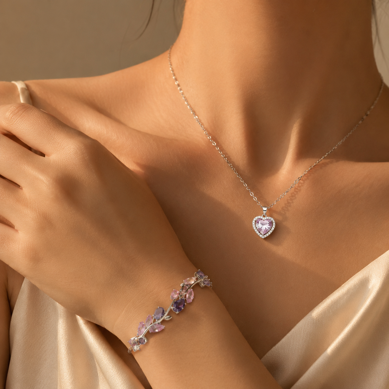 Set Tulipanes de la Realeza puesto: collar corazón y pulsera de tulipán plateados, luz cálida