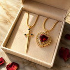 Cadenas Pareja Corazón y Espada doradas dentro de una caja de regalo abierta